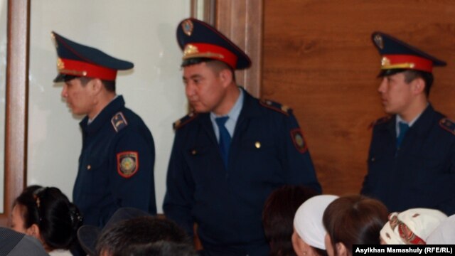 "Шетпе ісі" бойынша сот залындағы полиция қызметкерлері. Ақтау, 17 сәуір 2012 жыл. (Көрнекі сурет)
