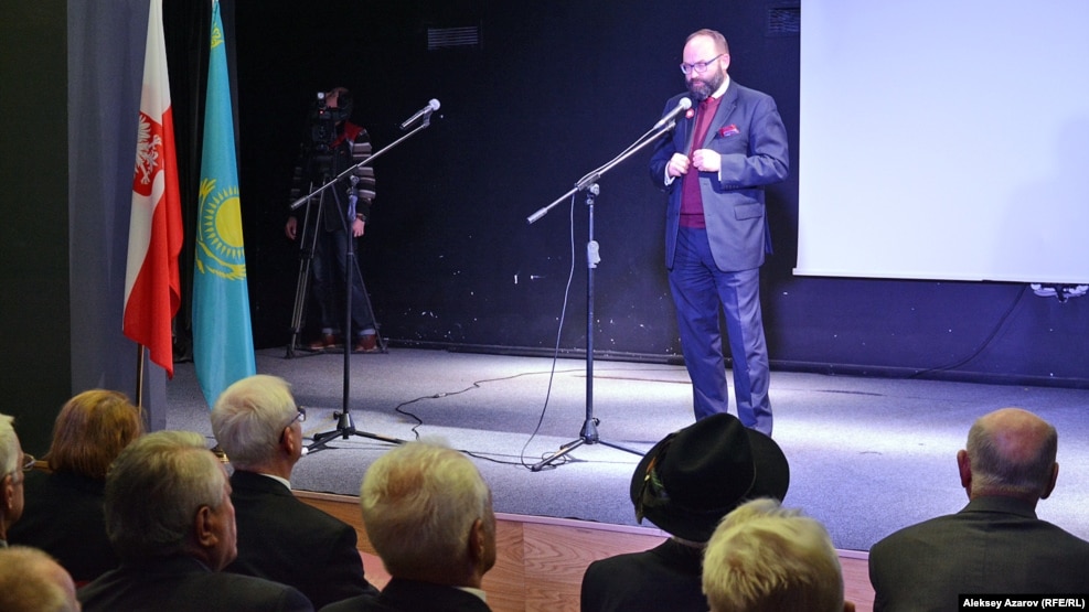 Генеральный консул в Алматы, титулярный посол Анджей Папеж выступает на открытии мероприятий, посвященных 80-летию депортации поляков. Алматы, 4 ноября 2016 года.