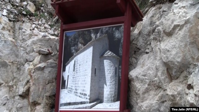 Putokaz ka manastiru Zavala,foto: Tina Jelin