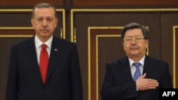 Kyrgyz Prime Minister Jantoro Satybaldiev (right) with his Turkish counterpart, Recep Tayyip Erdogan, during an official welcome ceremony in Bishkek on April 9.