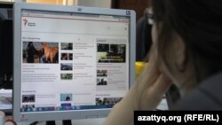 Пользователь читает в Казахстане заблокированный сайт Азаттык. 24 мая 2016 года.