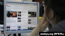 Азаттық сайтын блокты бұзып оқып отырған интернет қолданушы. Алматы, 24 мамыр 2016 жыл.