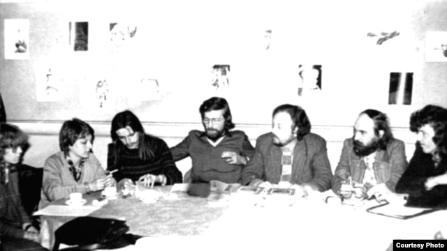 Mueller (second from left) with literary colleagues in 1985. Her informer moved in the same circles.