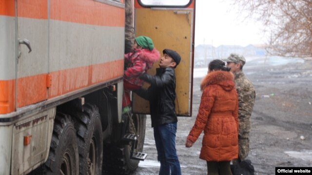 Сарытөбе ауылының қауіпсіз жерге көшіріліп жатқан тұрғындары. Қарағанды облысы, 12 сәуір 2015 жыл. Суретті Қарағанды облысы ТЖ департаменті жолдаған.