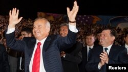 Президент Узбекистана Ислам Каримов танцует на праздновании Дня независимости, слева от него апплодирует премьер-министр Узбекистана Шавкат Мирзияев. Ташкент, 31 августа 2007 года.