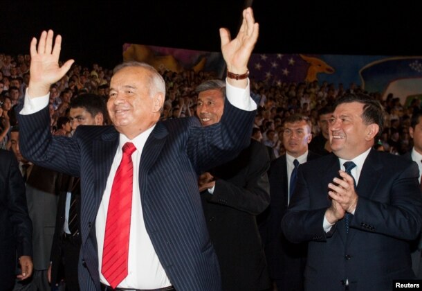 Өзбекстан президенті Ислам Каримов (сол жақта) билеп, елдің премьер-министрі Шавкат Мирзияев (оң жақта) қошемет көрсетіп тұр. Ташкент, 31 тамыз 2007 жыл.