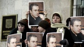 Too influential? Khodorkovsky sympathizers protest outside a Moscow courthouse. (file photo)