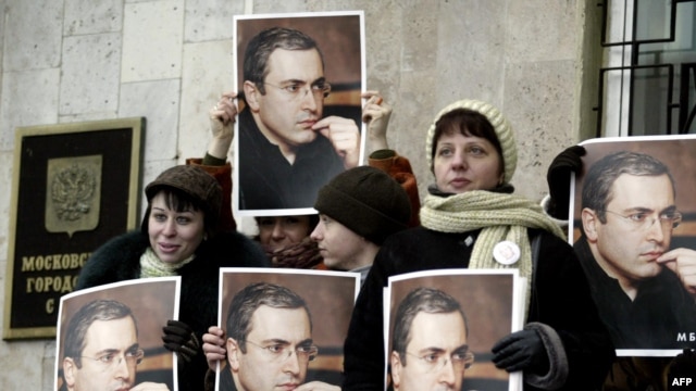 Too influential? Khodorkovsky sympathizers protest outside a Moscow courthouse. (file photo)