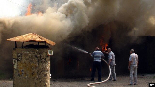 После артобстрелов жителям Луганска остается только тушить пожары