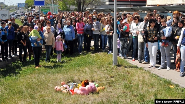 Residents of Temirtau rally near the site where 2-year-old Yegor Khmil fell through an uncovered manhole and drowned.