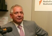 Prime Minister Sanader at RFE/RL's Prague broadcasting center on July 28 (RFE/RL)