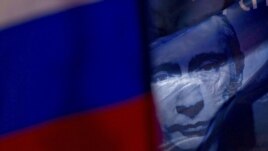 Zastava Rusije i slika Putina na provladinom protestu u Moskvi