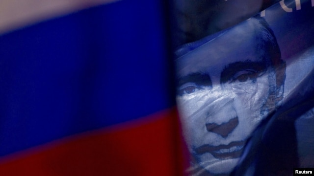 Zastava Rusije i slika Putina na provladinom protestu u Moskvi