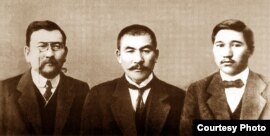 Алаштың үш арысы (солдан оңға): Ахмет Байтұрсынұлы, Әлихан Бөкейхан, Міржақып Дулатұлы.
