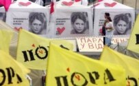 Protesters in front of parliament with pictures of Tymoshenko (epa)