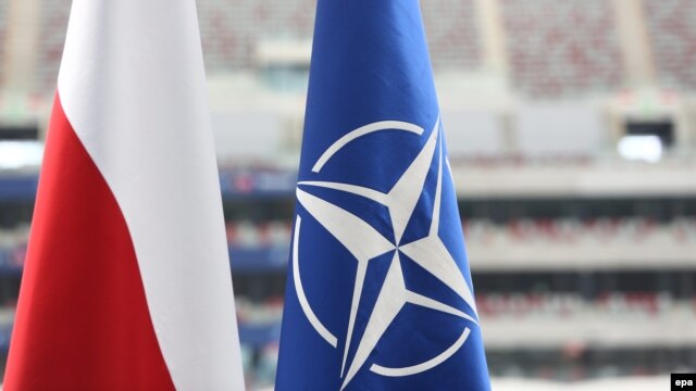 Флаг Польши и флаг НАТО перед Национальным стадионом в Варшаве, где проходит саммит. 8 июля