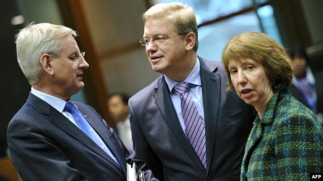 Swedish Foreign Affairs Minister Carl Bildt, EU Enlargement Commissioner Stefan Fuele, and EU foreign-policy chief Catherine Ashton (left to right) speak prior to the Foreign Affairs Council in Brussels on March 11.