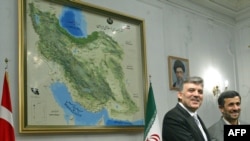 Presidents Abdullah Gul (left) of Turkey and Mahmud Ahmadinejad of Iran in Tehran in March 2009