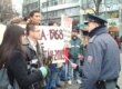 Чех полициясының офицерлері қазақ босқындарының митингісіне берілген әкімшілік рұқсат қағазын тексеруде