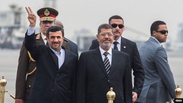 محمود احمدی نژاد در کنار محمد مرسی