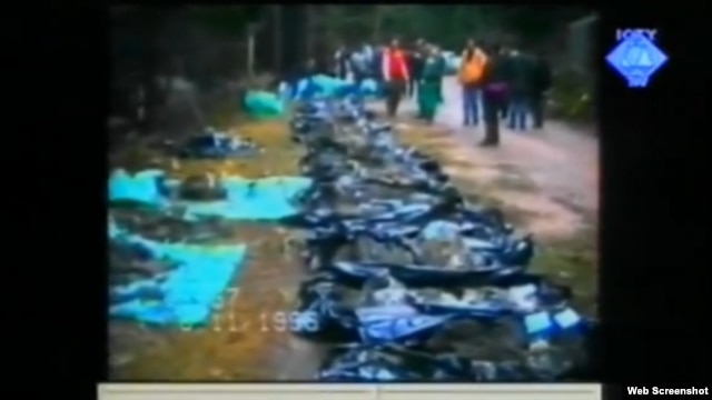 Snimak ekshumacije 1996. godine kojoj je svjedok nazočio prikazan je na suđenju Ratku Mladiću, 30. kolovoz 2012.