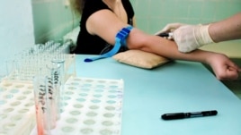 A medical worker collects a blood sample from a patient being tested for HIV and AIDS at a laboratory in Veliki Novgorod. (file photo)