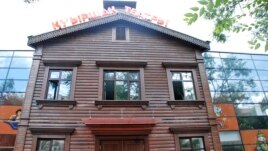 Фасад здания Государственного театра кукол. Алматы, 24 июля 2013 года.