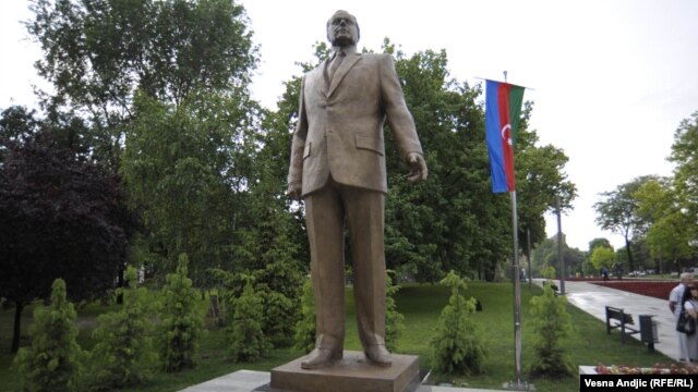 Spomenik diktatoru, bivšem azerbejdžanskom predsedniku Hajdaru Alijevu, u beogradskom parku Tašmajdan