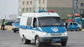 Шетпе оқиғасы бойынша айыпталушыларды соттан әкетіп бара жатқан полиция көлігі. Ақтау, 17 сәуір 2012 жыл.