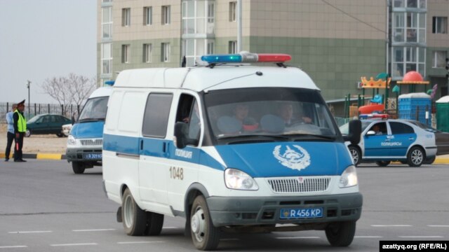 Шетпе оқиғасы бойынша айыпталушыларды соттан әкетіп бара жатқан полиция көлігі. Ақтау, 17 сәуір 2012 жыл.