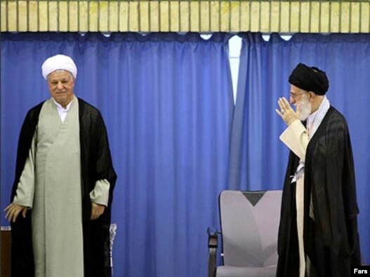 رفسنجانی در رابطه کدر کنونی بین خود و رهبر از قدرت کم تری بهره مند و در برابر رفیق و همراه قدیمی خود دست پایین تری دارد و هم از این روی گه گاه به رسانه ها و همواره به ابزار دلخواه و مطلوب خود، توطئه سیاسی پشت پرده، متوسل می شود.