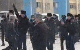 Жаңаөзеннің орталық алаңында тұрған полиция қызметкерлері. 16 желтоқсан 2011 жыл