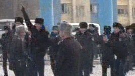 Жаңаөзен оқиғасы кезіндегі полицейлер. 16 желтоқсан 2011 жыл.