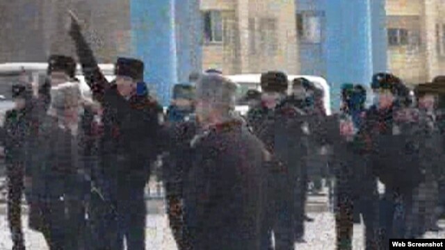 Жаңаөзен оқиғасы кезіндегі полицейлер. 16 желтоқсан 2011 жыл.