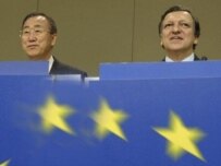 Ban (left) with Barroso (file photo) (official site)