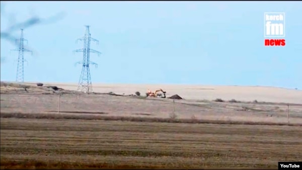 Линия электропередач 220 кВ ведет вникуда, скриншот видео с сайта «Керчь.ФМ»