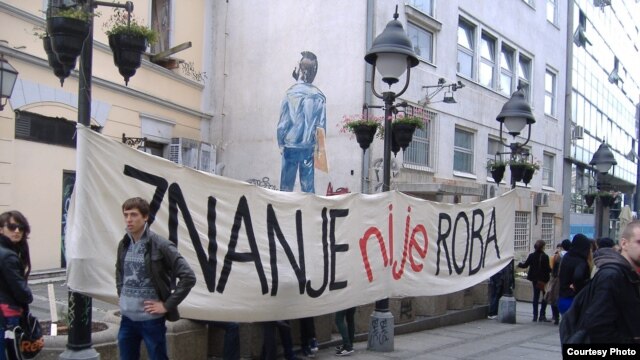 Studenti ispred Akademije likovne umetnosti u Beogradu (photo: Dušan Komarčević)