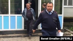 Азаматтық белсенді Бауыржан Әліпқалиевты (сол жақ шеттегі адам) соттан қамау орнына әкетіп бара жатыр. Орал, 18 мамыр 2016 жыл.