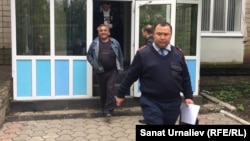 15 тәулікке қамалған Бауыржан Әліпқалиевті (есіктен шығып келеді) жаза өтейтін мекемеге әкетіп бара жатқан полиция. Орал, 18 мамыр 2016 жыл.