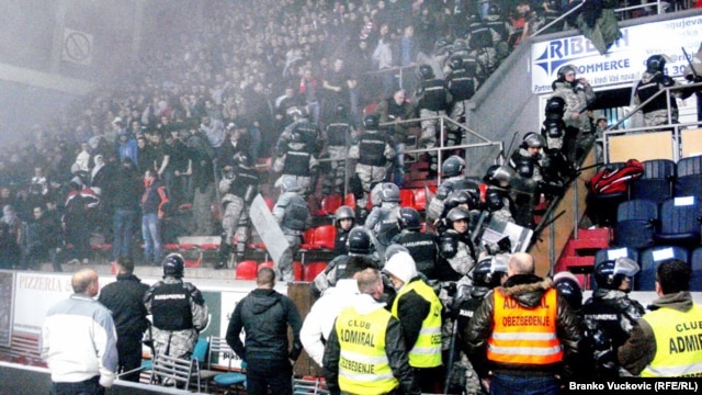 Neredi na košarkaškoj utakmici između Crvene zvezde i Partizana