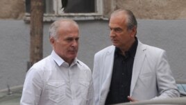 Duško Bakrać sa advokatom Lutovcem ispred suda, 6. septembar 2012.