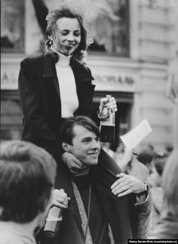 Молодые люди отмечают 850-летие Москвы, 1997 год. Гуляния продолжались целую неделю