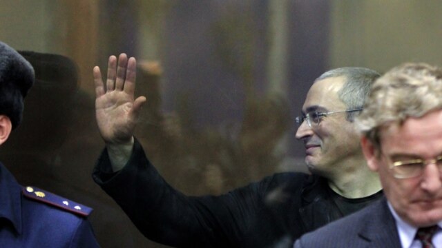 Михаил Ходорковский сот үкімін естіп тұр. Мәскеу, 30 желтоқсан 2010 жыл. (Көрнекі сурет)