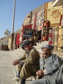 Kurdish men at a market in Irbil (RFE/RL)