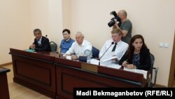 Есіл ауданды №2 соты оңнан солға қарай: адвокат Мәдина Бакиева, адвокат Андрей Петров, айыпталушы Сейітқазы Матаев, айыпталушы Әсет Матаев, адвокат Серікқали Мусин. Астана, 3 тамыз 2016 жыл.