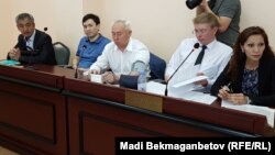 Адвокат Мәдина Бакиева (оңнан солға қарай), адвокат Андрей Петров, айыпталушы Сейітқазы Матаев, айыпталушы Әсет Матаев және адвокат Серікқали Мусин Есіл аудандық 2-сотында отыр. Астана, 3 тамыз 2016 жыл.