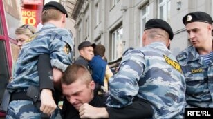 31 августа активисты оппозиционной коалиции "Другая Россия" попытались провести очередную акцию в поддержку 31-й статьи Конституции РФ