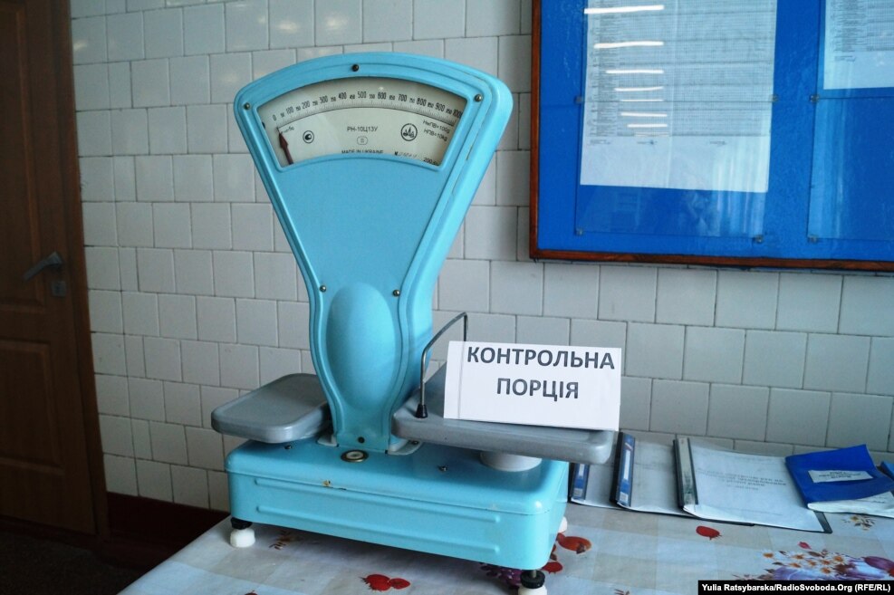 Строковики підтверджують: годують нормально. Якщо ж військовий невдоволений якістю чи кількістю харчів, порцію можна переважити на контрольних вагах, а потім звернутись на гарячу лінію Міноборони (номер телефону – на стіні їдальні)
