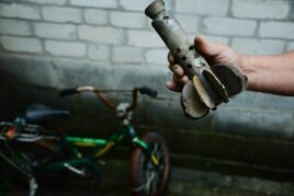 Обломки минометной мины, повредившей один из домов в Славянске. 25 июня 2014 года