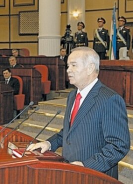 Өзбекстан президенті Ислам Каримов 2008 жылғы ұлықтау шарасында тұр.